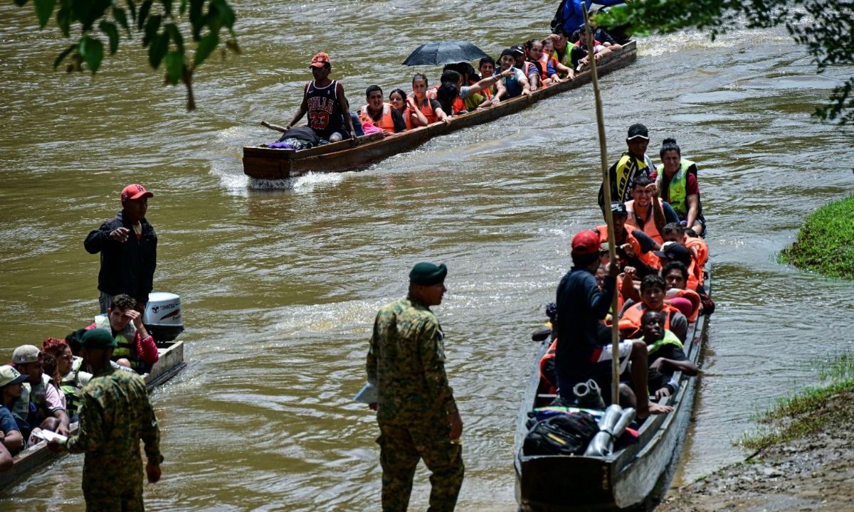 Panamá cierra algunos pasos en frontera con Colombia para proteger a migrantes