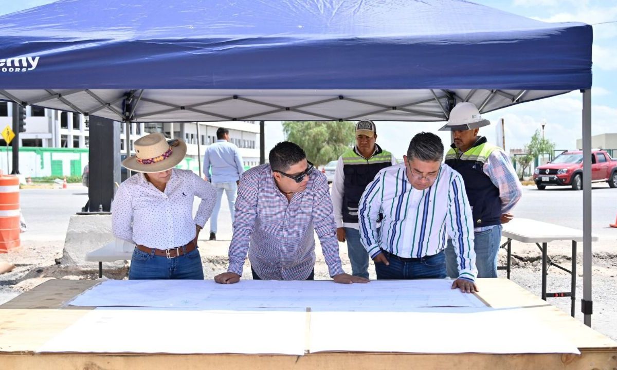 Ricardo Gallardo supervisa obras del puente en Coronel Romero, en la capital potosina