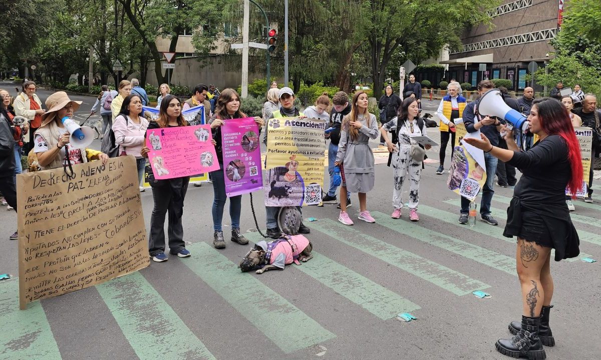 Vecinos bloquean vialidad por cierre de parque canino