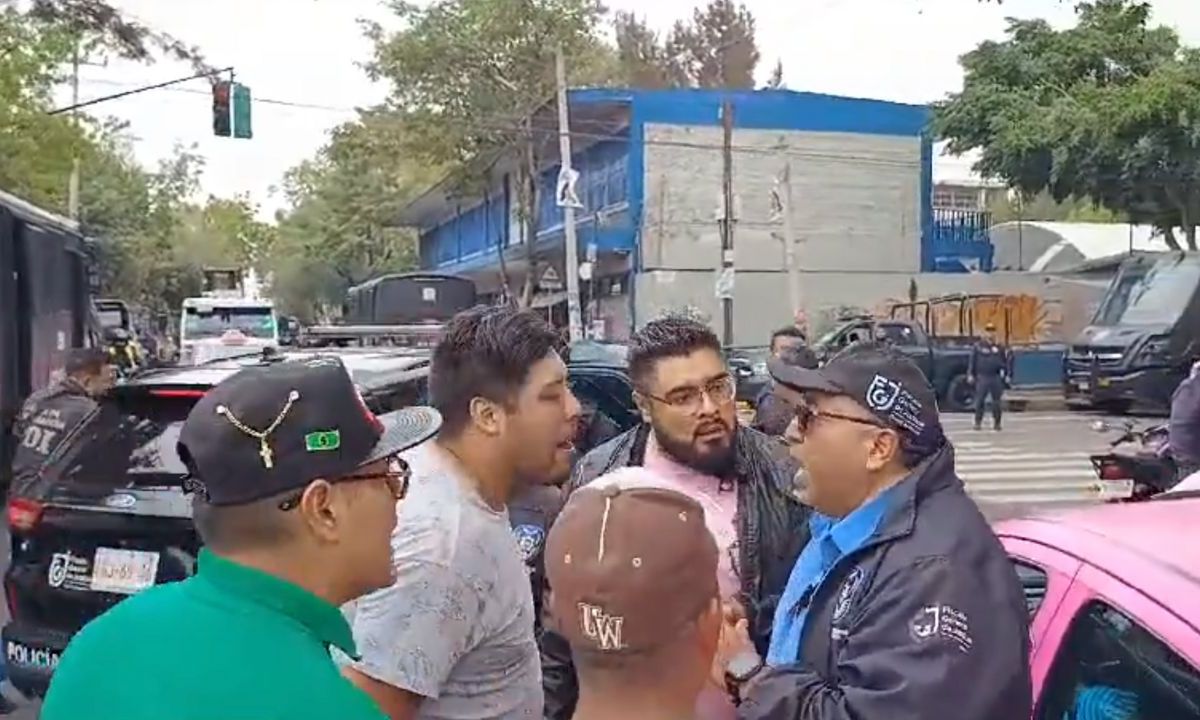Se enfrentan policías y civiles por desalojo de predio en Azcapotzalco
