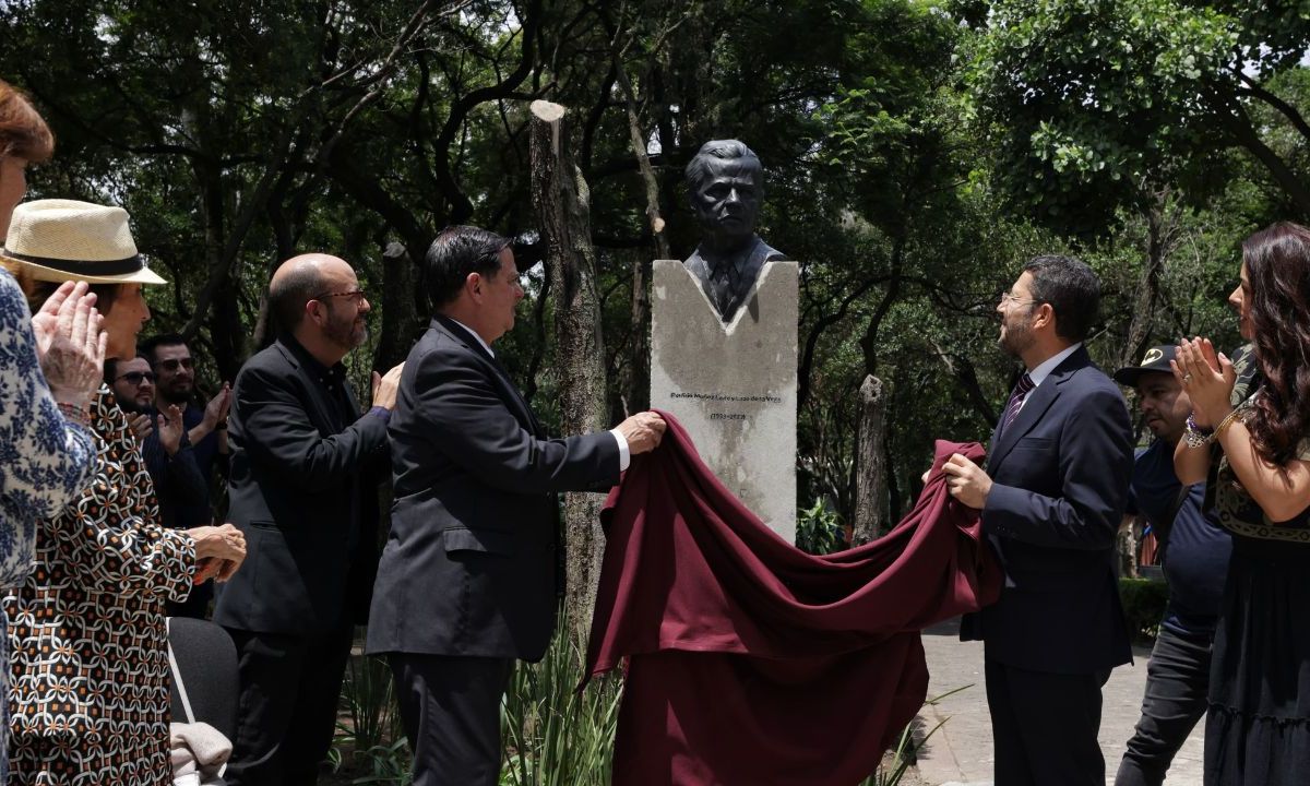 Develan busto en homenaje a Porfirio Muñoz Ledo