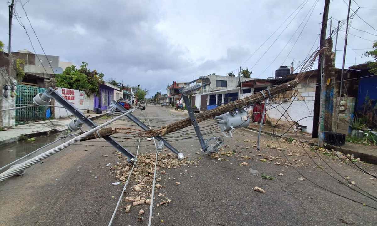 Postes caídos e interrupción de abastecimiento de electricidad, estrago principal del paso de Beryl en la colonia San Miguel 2 de Cozumel.