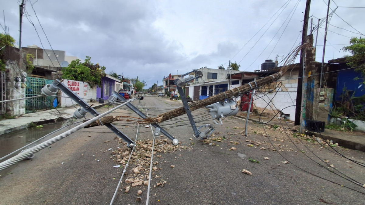 Postes caídos e interrupción de abastecimiento de electricidad, estrago principal del paso de Beryl en la colonia San Miguel 2 de Cozumel.