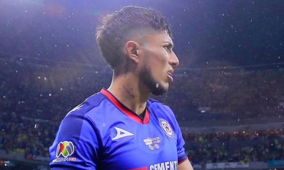 Carlos Salcedo se va de Cruz Azul