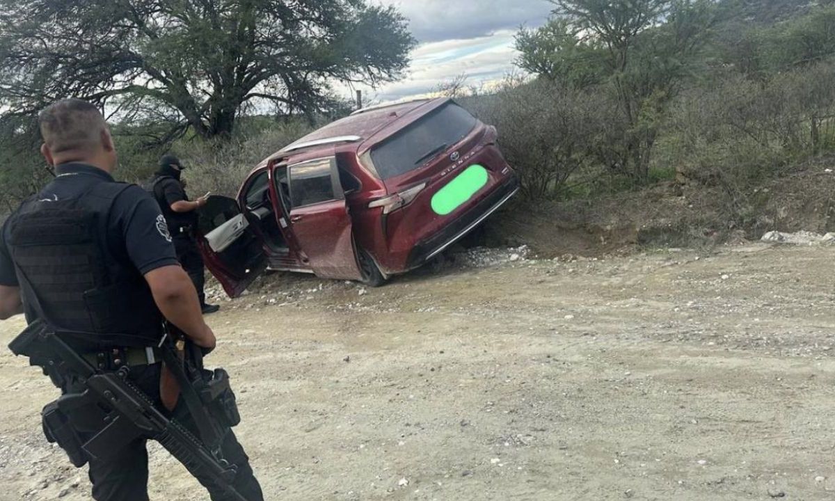 Halan camioneta con armas y droga abandonada en Jalisco
