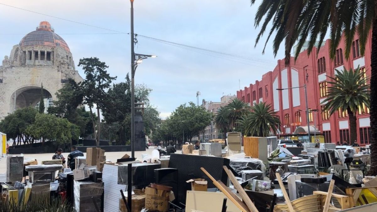 Instrumentos de música así como mobiliario del Centro Universitario de Música Fermatta, amanecieron en la calle tras desalojo