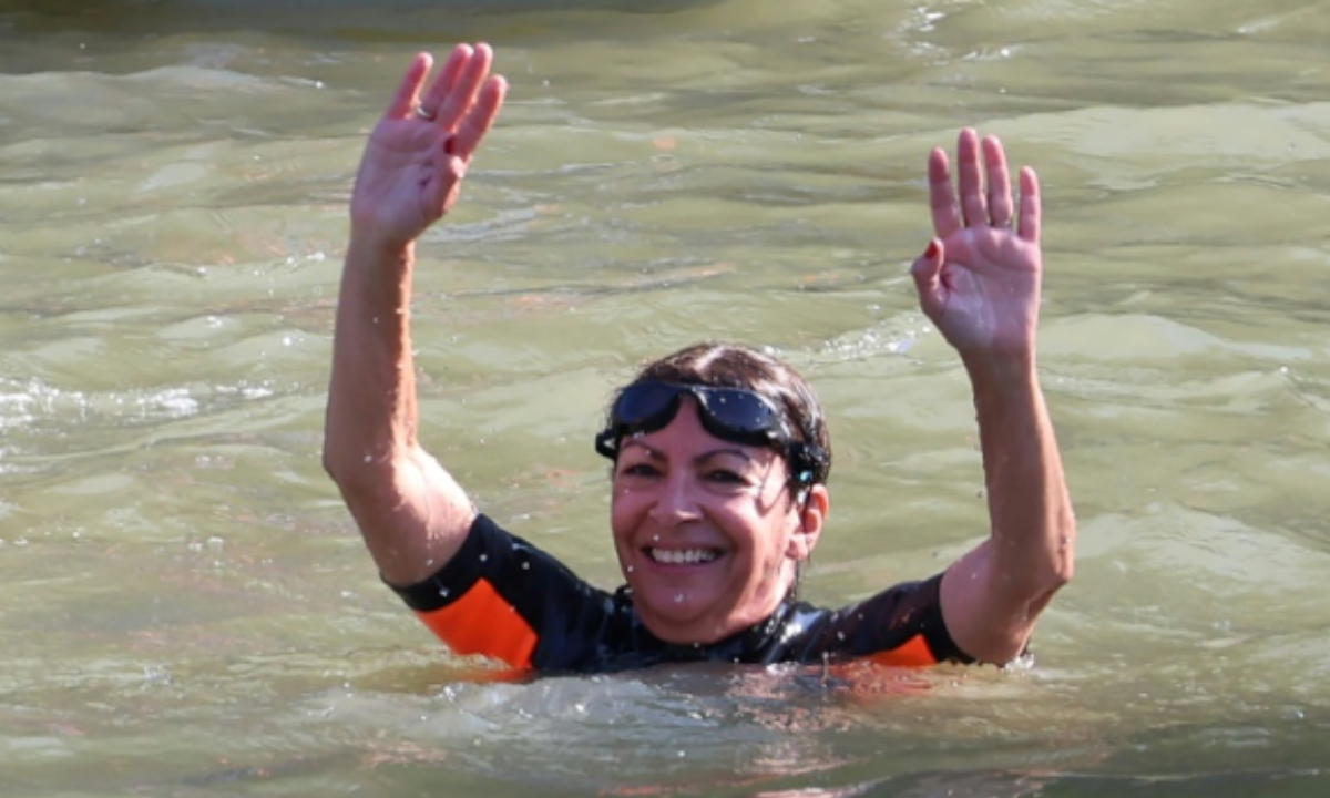 Anne Hidalgo, alcaldesa de París, nadó en las aguas del Sena como un acto de demostración de que el río se encuentra listo para los JJOO