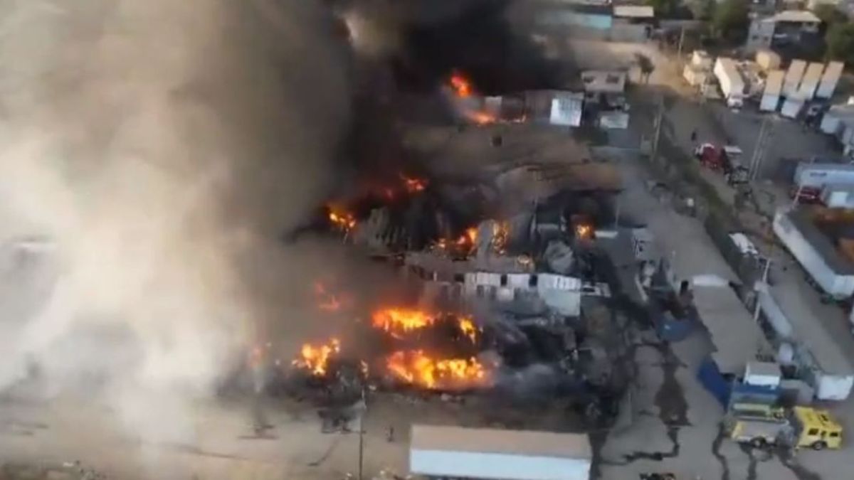 Un incendio de grandes proporciones se desató en la recicladora TJMagic, ubicada en la Colonia Viñedos Casa Blanca, Delegación La Presa Este