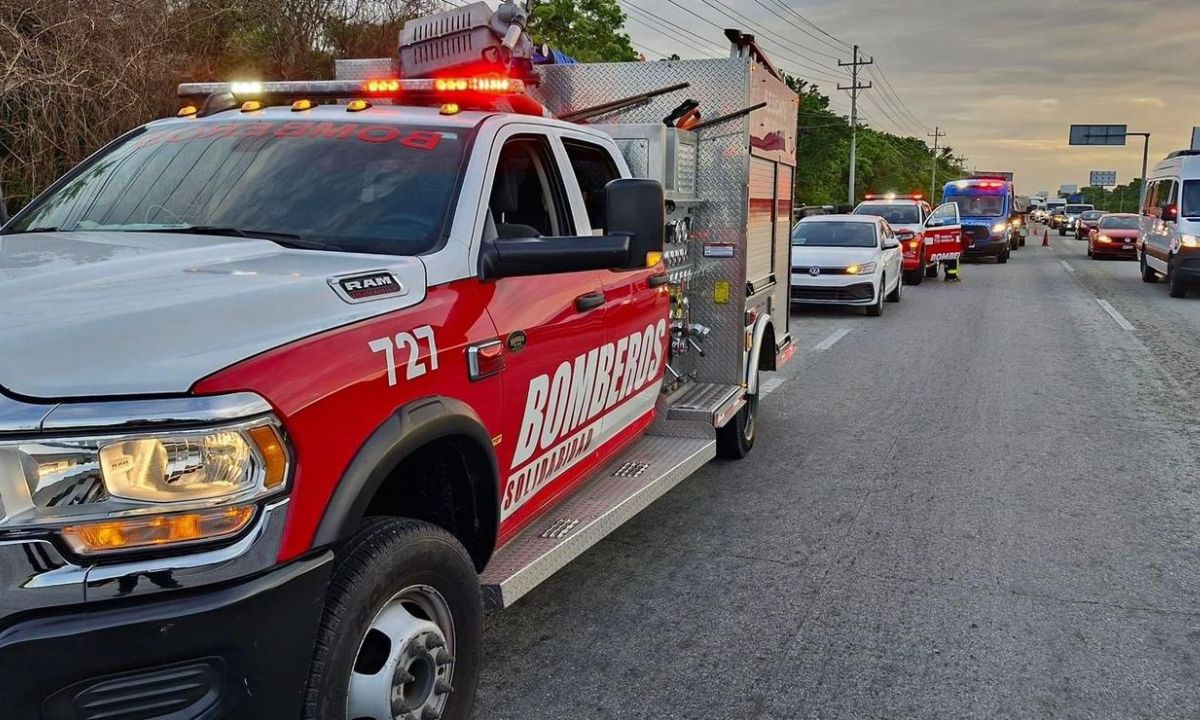 Accidente carretero en la carretera Puerto Morelos-Playa del Carmen, deja sin vida a una mujer y 18 heridos