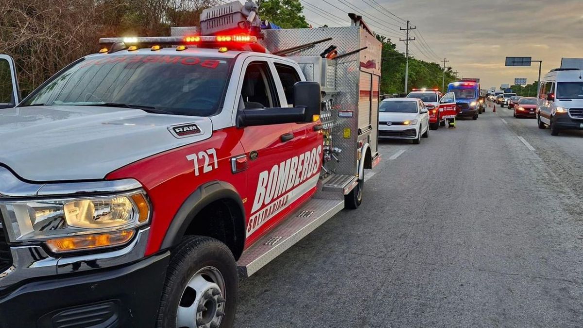 Accidente carretero en la carretera Puerto Morelos-Playa del Carmen, deja sin vida a una mujer y 18 heridos