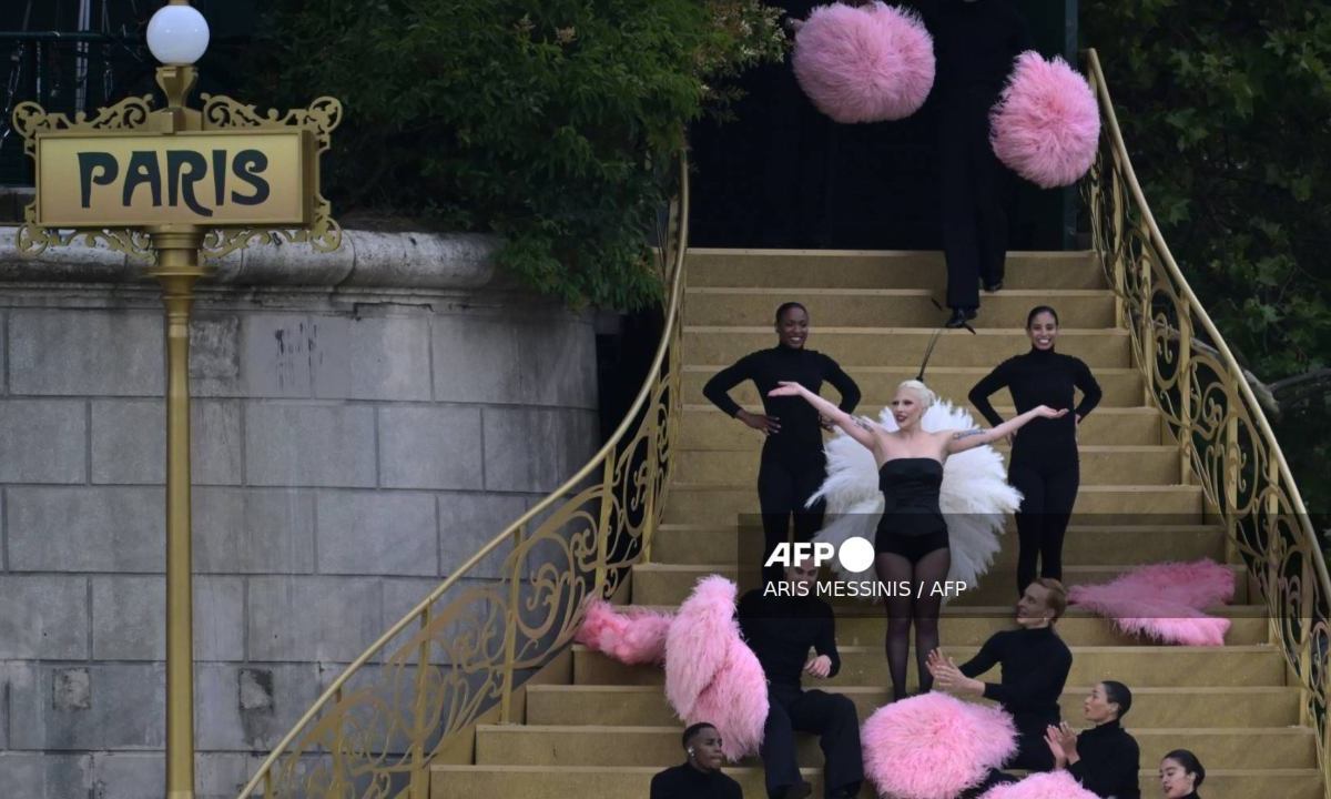 Con un vestuario negro y pompones grandes rosas, así apareció este viernes la cantante Lady Gaga en la apertura de los Juegos Olímpicos.