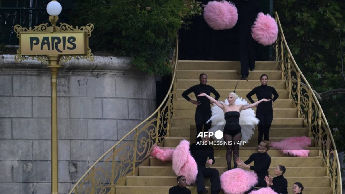 Con un vestuario negro y pompones grandes rosas, así apareció este viernes la cantante Lady Gaga en la apertura de los Juegos Olímpicos.