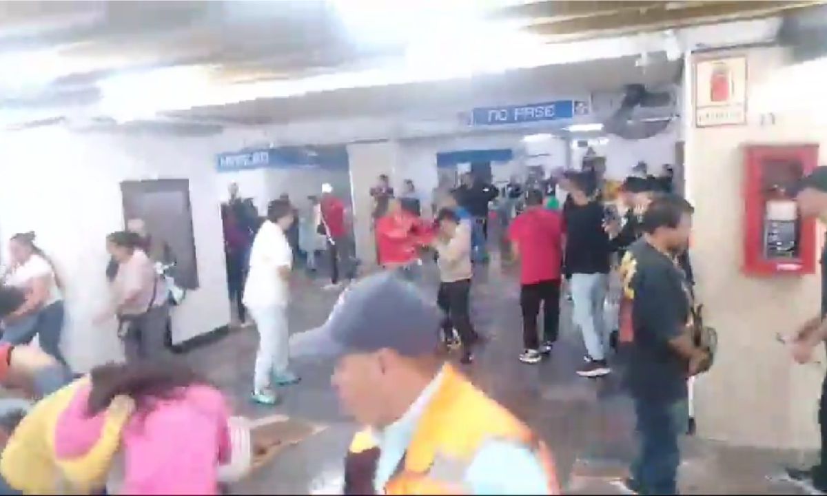 Captan en video batalla campal al interior de la estación Hidalgo del Metro