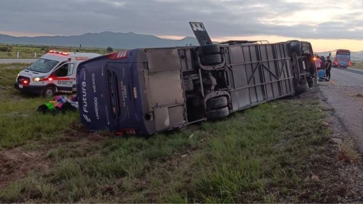 29 heridos y 8 muertos es el reporte por una volcadura de un autobús en Nuevo León