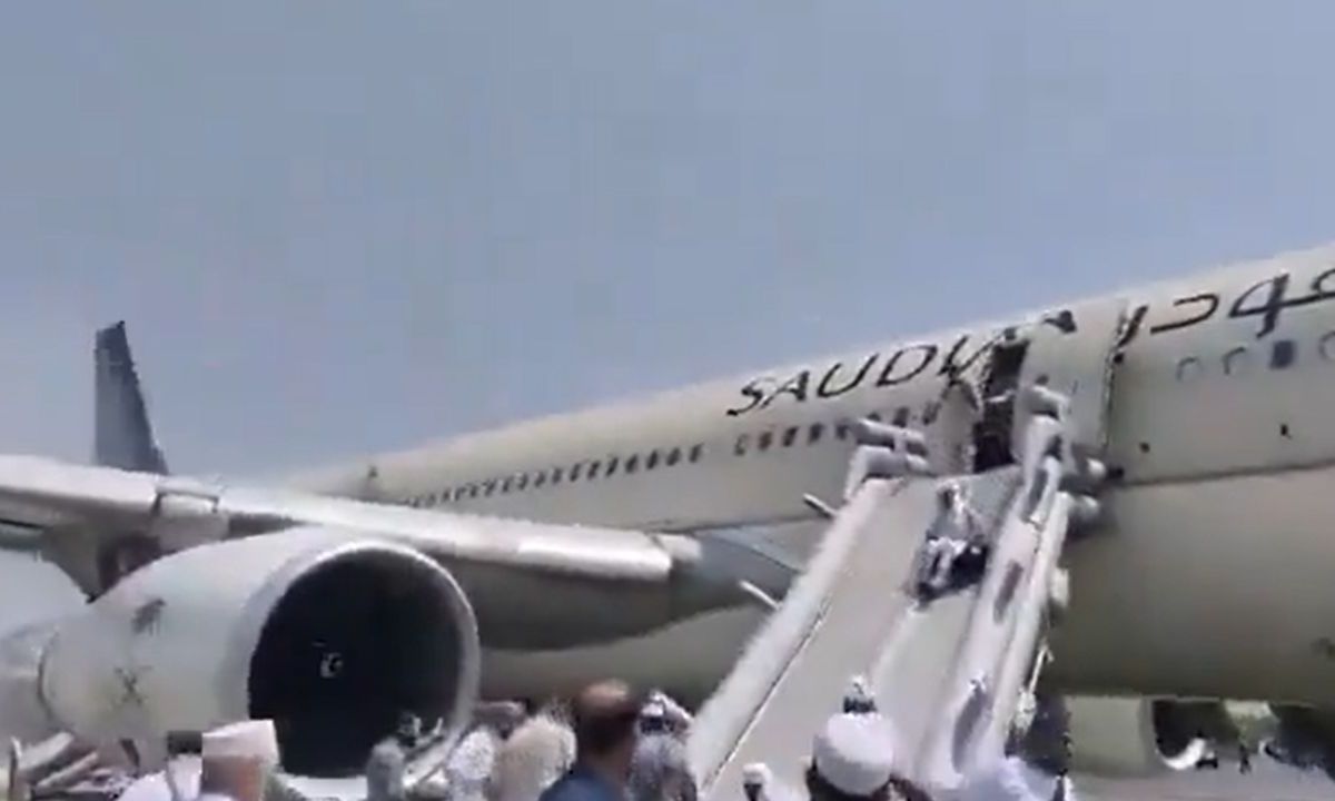 Evacúan avión con casi 300 personas tras incendiarse una llanta durante aterrizaje en Pakistán