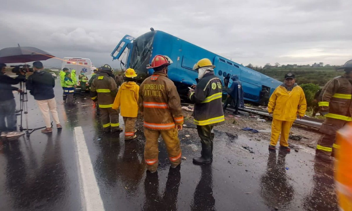35 pasajeros, entre ellos 7 menores de edad, sufrieron una volcadura en un autobús en la autopista Puebla-Atlixco