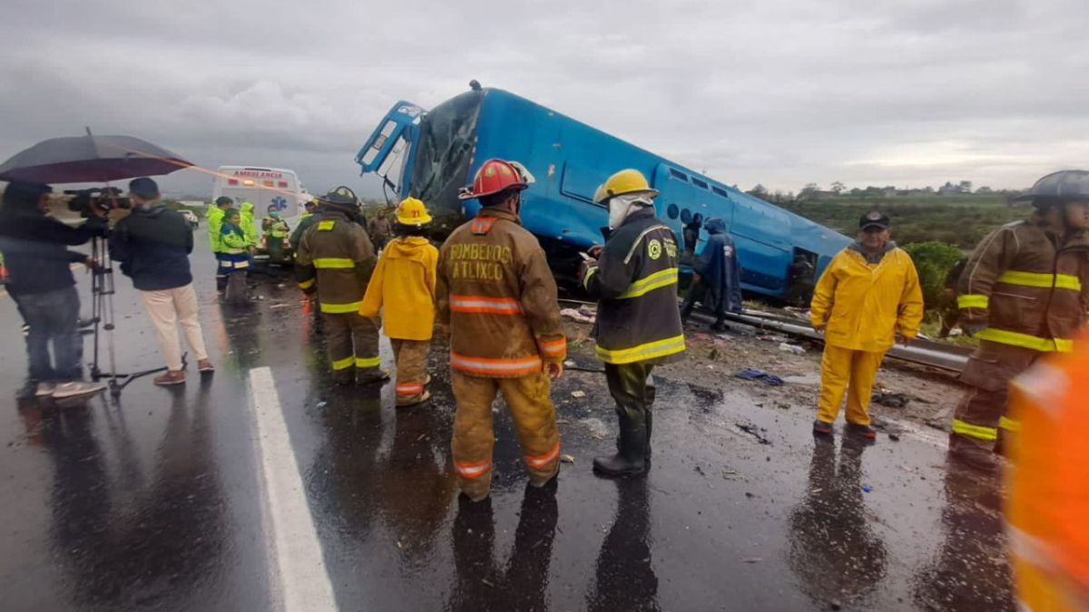 35 pasajeros, entre ellos 7 menores de edad, sufrieron una volcadura en un autobús en la autopista Puebla-Atlixco