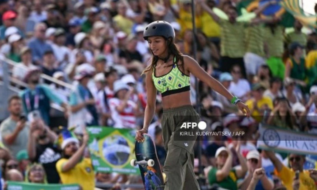 Brasileña Rayssa Leal vuela y alcanza el bronce en skateboarding