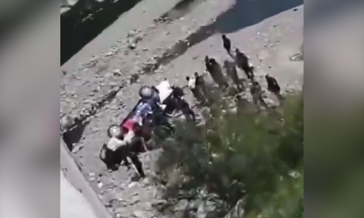 Patrulla cae al Río Pesquería; reportan dos policías muertos y uno herido