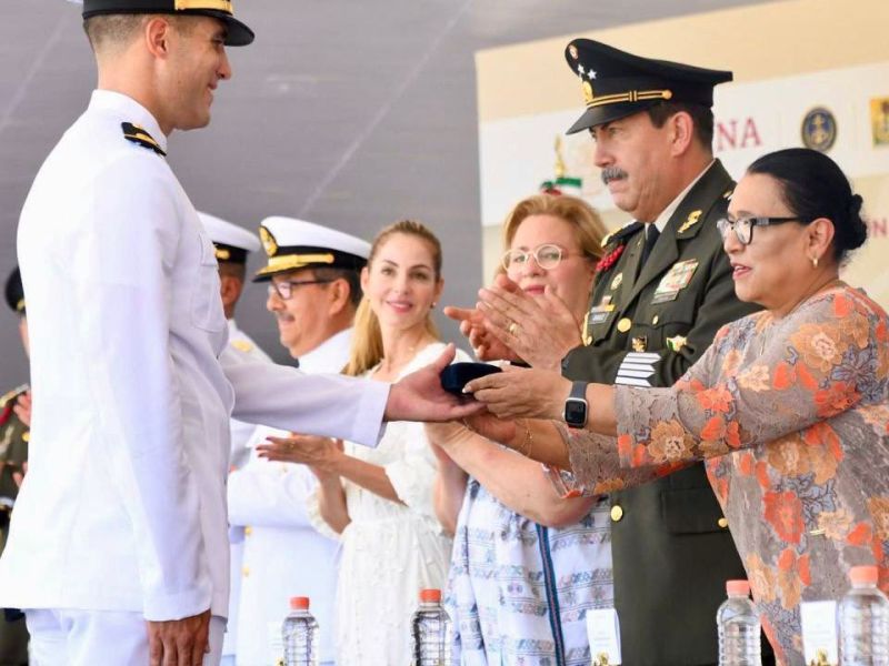 Rosa Icela Rodríguez, titular de la SSPC amadrina a egresados de la H. Escuela Naval Militar