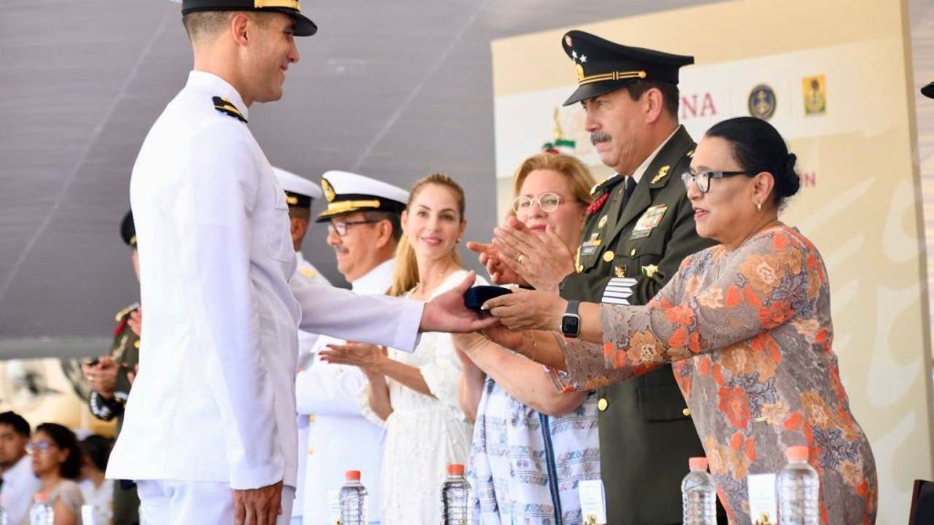Rosa Icela Rodríguez, titular de la SSPC amadrina a egresados de la H. Escuela Naval Militar