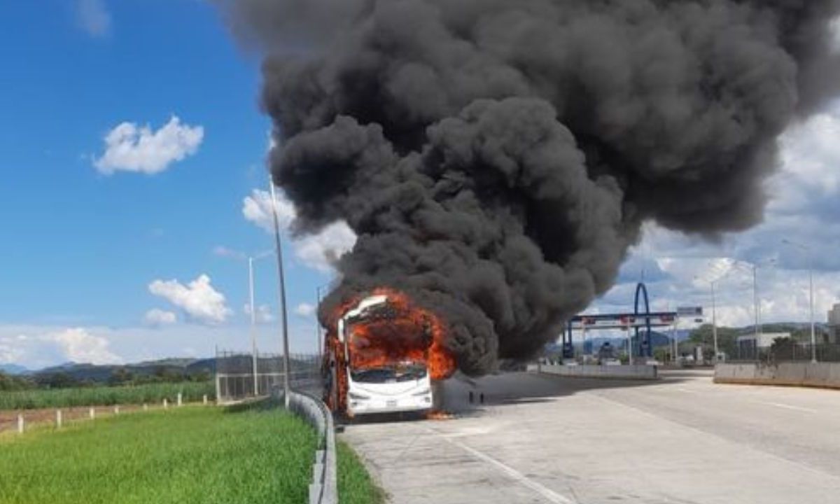 Sin reporte de víctimas o heridas tras incendio de autobús turístico en la autopista Tepic-Guadalajara