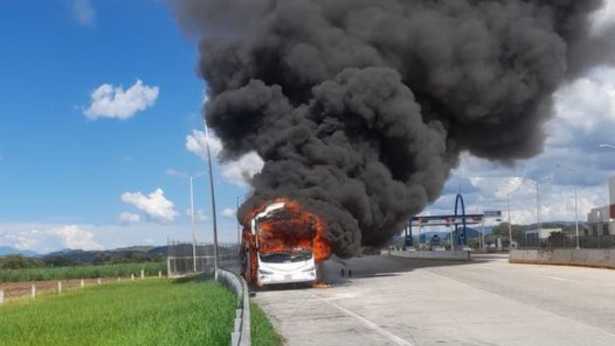 Sin reporte de víctimas o heridas tras incendio de autobús turístico en la autopista Tepic-Guadalajara