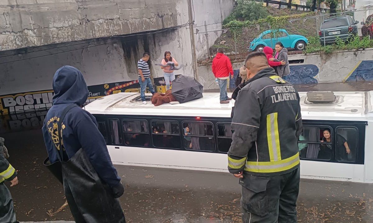 Pasajeros quedan atrapados en techo de camión de pasajeros, en Tlalnepantla