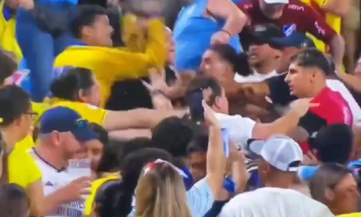 Jugadores de Uruguay se lían a golpes con aficionados tras derrota