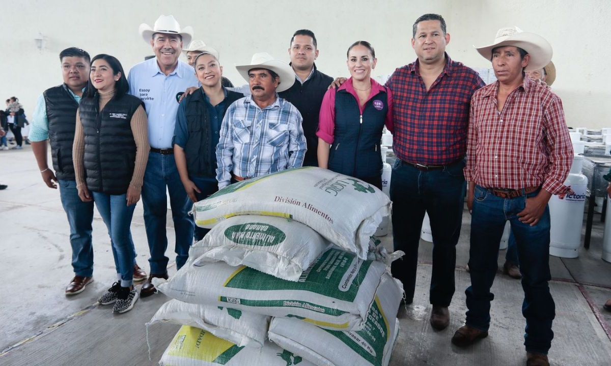 Entrega Gobernador más apoyos agrícolas en Victoria