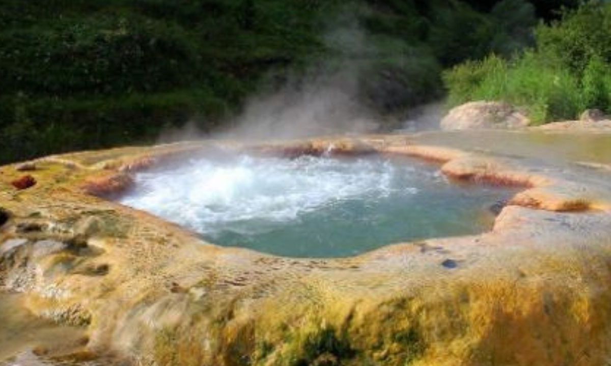 Se llama aguas termales a las aguas minerales que brotan del suelo con más de 5 °C que la temperatura de la superficie