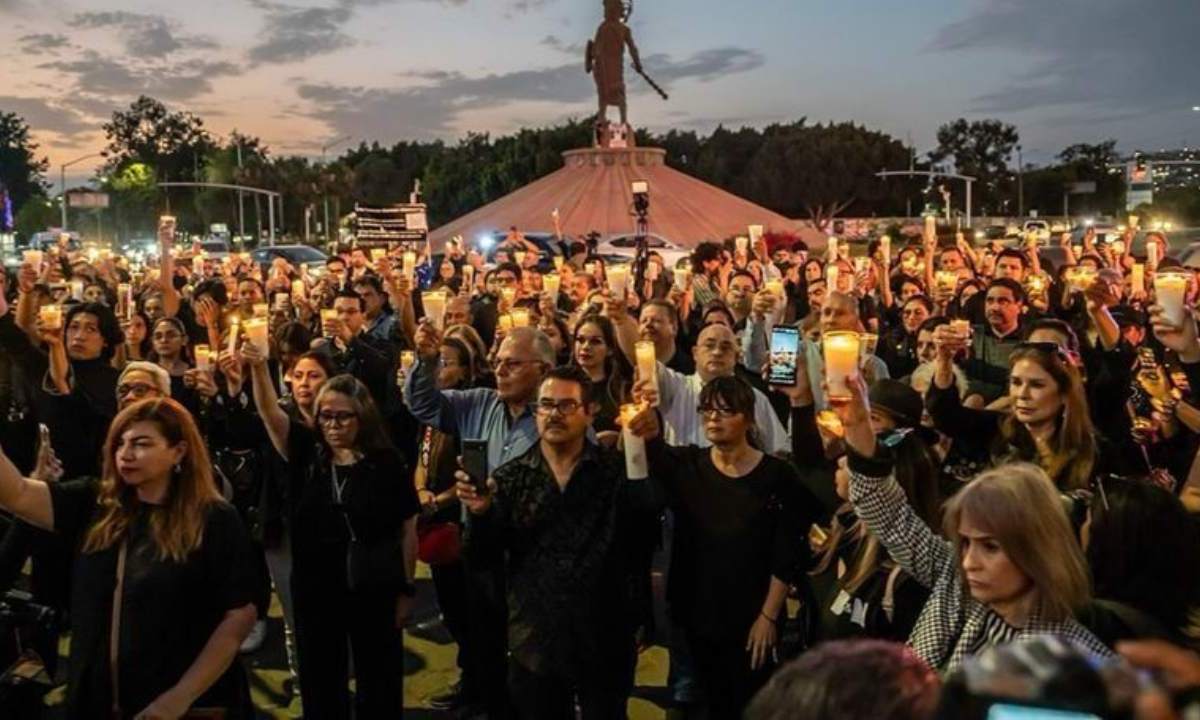 Vestidos de negro y con veladoras, habitantes Baja California, exigieron un alto a al violencia durante una manifestación pacífica