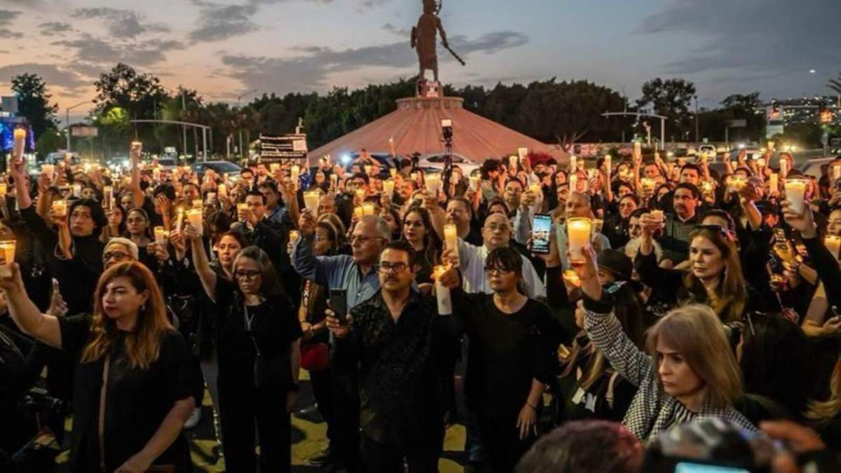 Vestidos de negro y con veladoras, habitantes Baja California, exigieron un alto a al violencia durante una manifestación pacífica