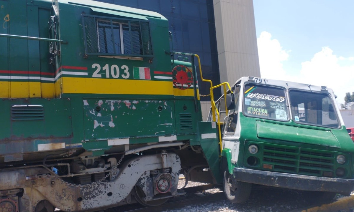 Microbus choca con tren en Tlalnepantla