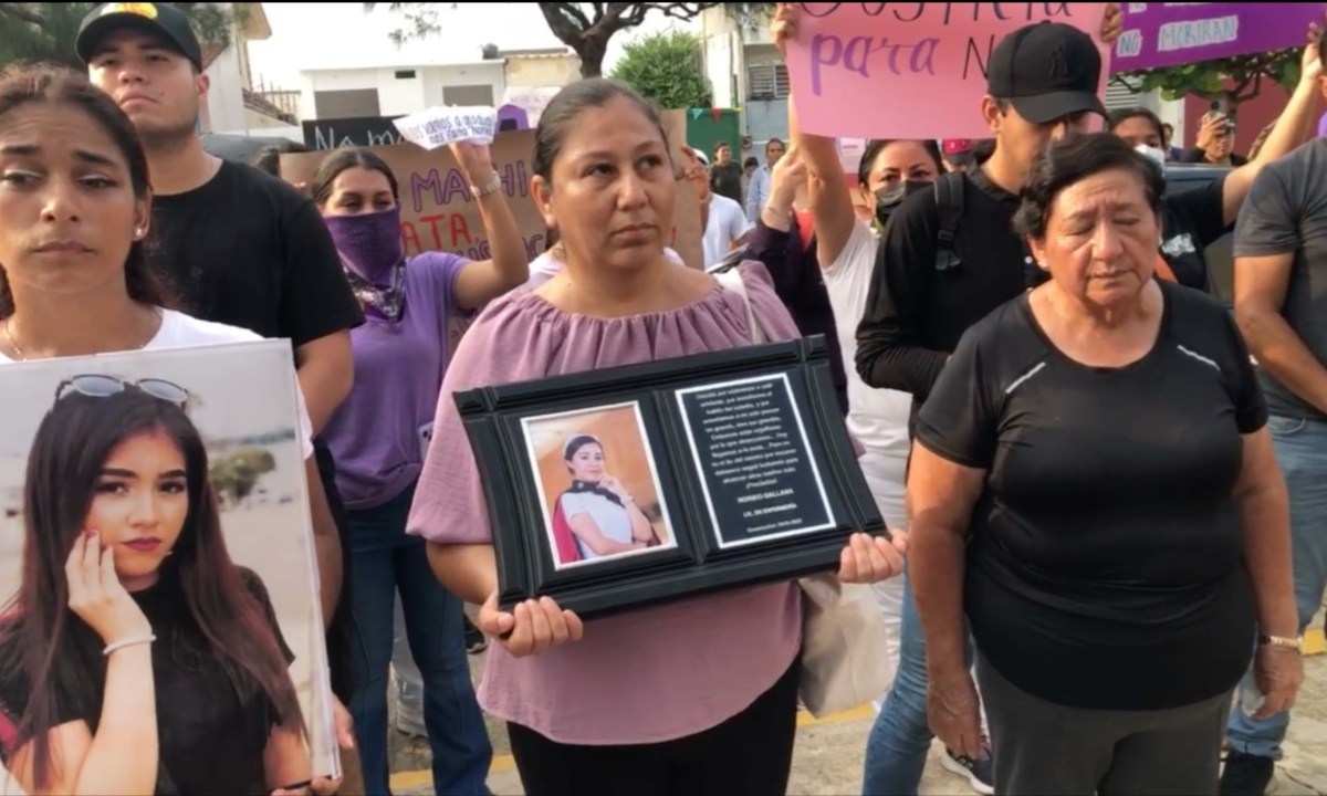 Foto: Especial/CRIMEN. Familiares, amigos y colectivos marcharon en Coatzacoalcos por la muerte de la enfermera de 21 años.