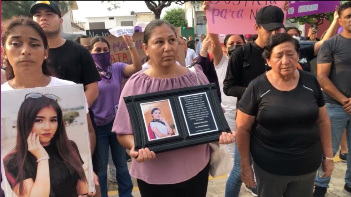 Foto: Especial/CRIMEN. Familiares, amigos y colectivos marcharon en Coatzacoalcos por la muerte de la enfermera de 21 años.