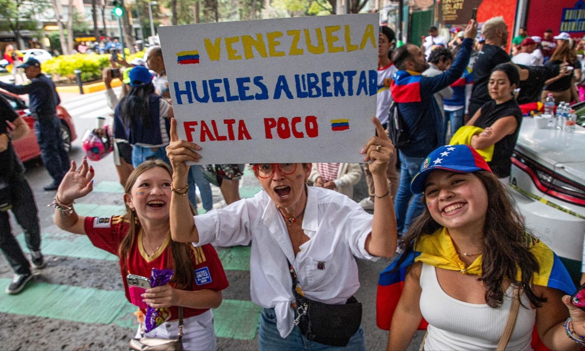 Foto: Miguel Martinez/ venezolanos fuera de la embajada de Venezuela en México