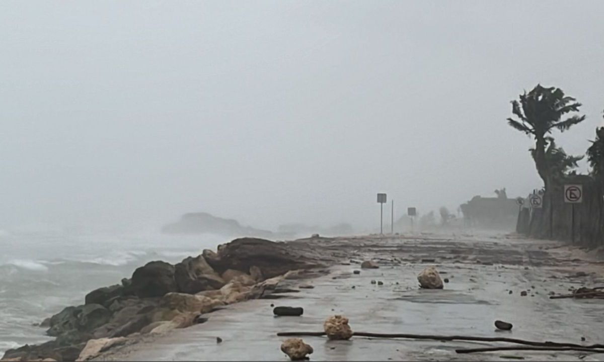 Quintan Roo se mantiene en alerta roja tras entrada del huracán Beryl como categoría 2