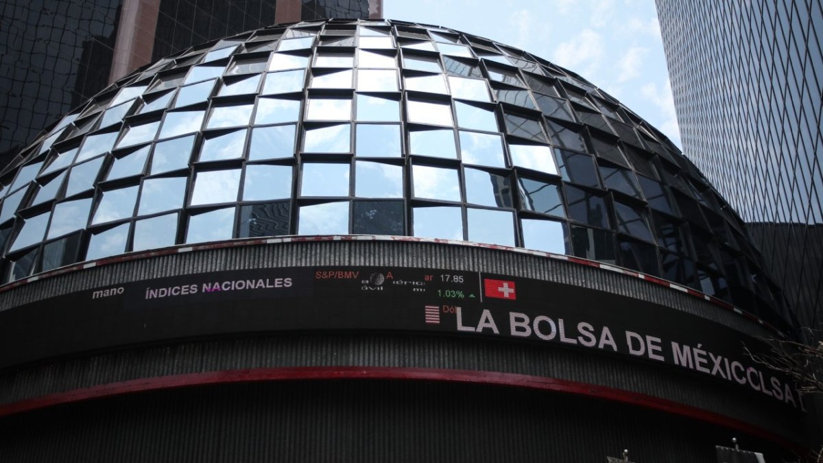 La Bolsa Mexicana de Valores perdió 1.15%, equivalente a 623.22 puntos, por lo que su principal indicador cerró en 53 mil 744.78 puntos.