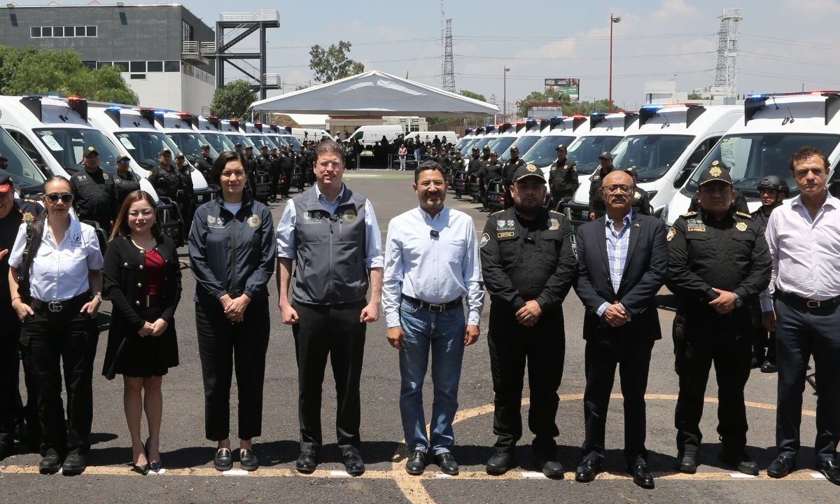 Durante una ceremonia en la Base Plata, en la alcaldía Iztapalapa, se realizó la entrega de 25 camionetas de traslado de personas privadas de la libertad.