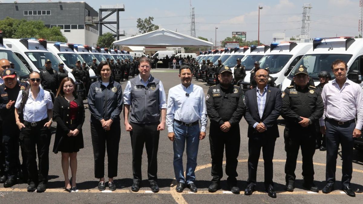 Durante una ceremonia en la Base Plata, en la alcaldía Iztapalapa, se realizó la entrega de 25 camionetas de traslado de personas privadas de la libertad.