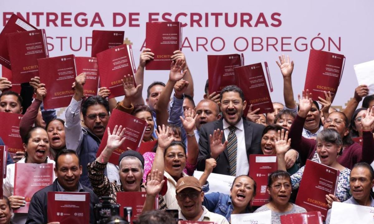 El Gobierno de la CDMX encabezado por Martí Batres, hizo entrega de las escrituras del predio de la Angostura, en la alcaldía Álvaro Obregón
