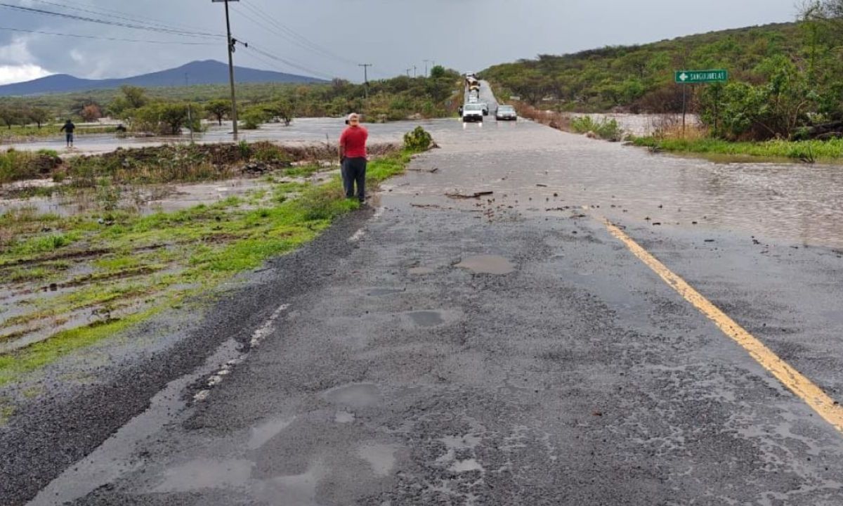 EMERGENCIA. La circulación de la carretera Purépero-Churintzio tuvo que ser cerrada ante la cantidad de agua que la cubrió y la lluvia contínua.