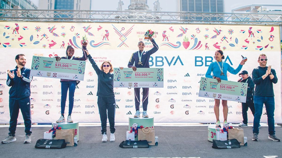 Ganadoras. Las kenianas Joyce Chepkemoi Tele y Kimutai Jep, acapararon el primer y segundo lugar; la mexicana Maira Sánchez obtuvo el tercer puesto.