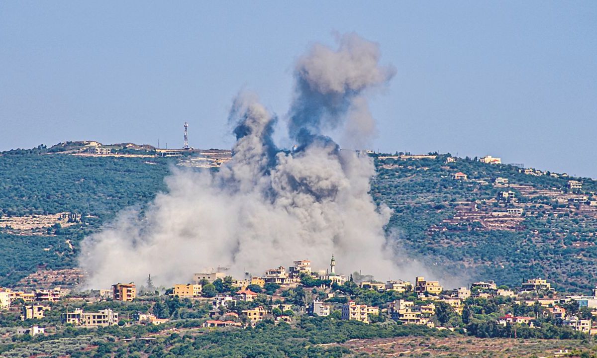 El ministro de Defensa israelí prometió golpear "con fuerza al enemigo" tras un bombardeo lanzado desde Líbano e imputado a Hezbolá que dejó 12 muertos