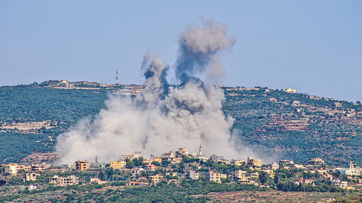 El ministro de Defensa israelí prometió golpear "con fuerza al enemigo" tras un bombardeo lanzado desde Líbano e imputado a Hezbolá que dejó 12 muertos