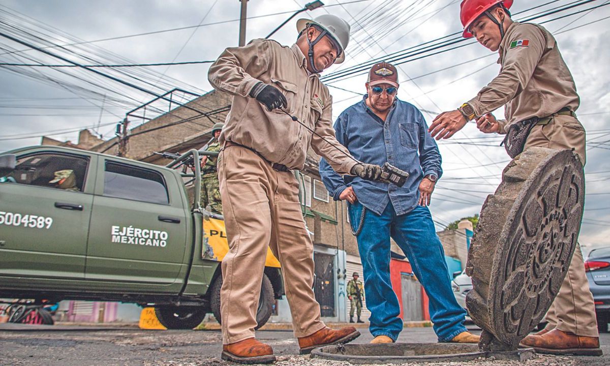 Precaución. Trabajadores de Pemex y Protección Civil de la capital realizan un constante monitoreo en la colonia Cuchilla del Tesoro sobre el nivel de explosividad en el drenaje.