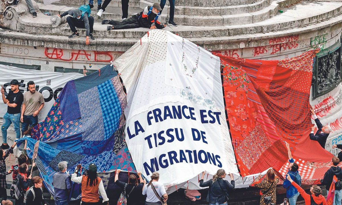 PROTESTAS. Recientemente una bandera con el lema “Francia está tejida por la migración” fue desplegada en las manifestaciones contra la extrema derecha.