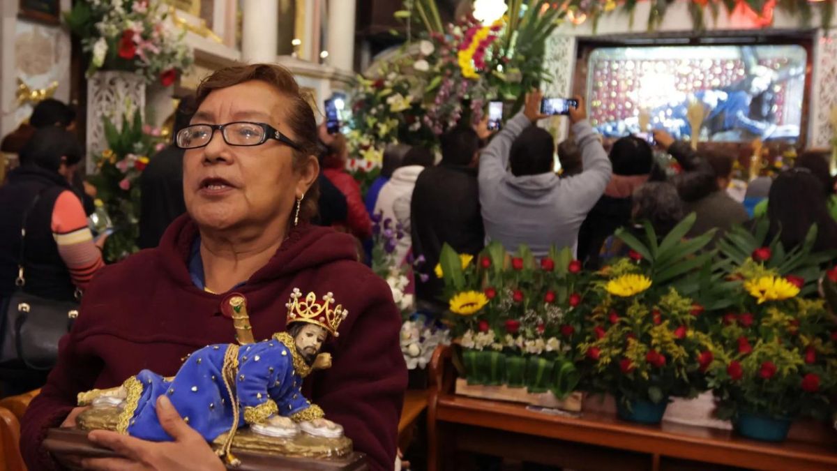 Pese a la lluvia de ayer, cientos de fieles católicos acudieron a visitar 