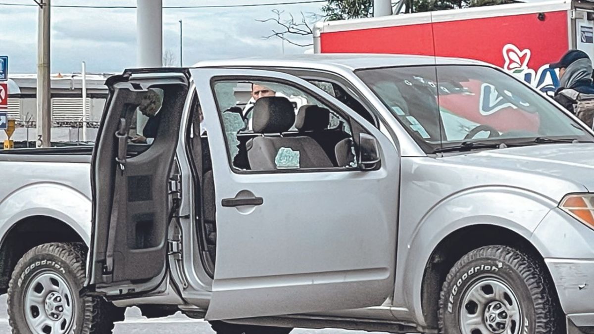 Guadalupe. Un comando atacó una camioneta en la que viajaba un hombre con dos menores de edad; él fue hospitalizado y ellas sufrieron crisis nerviosa. 